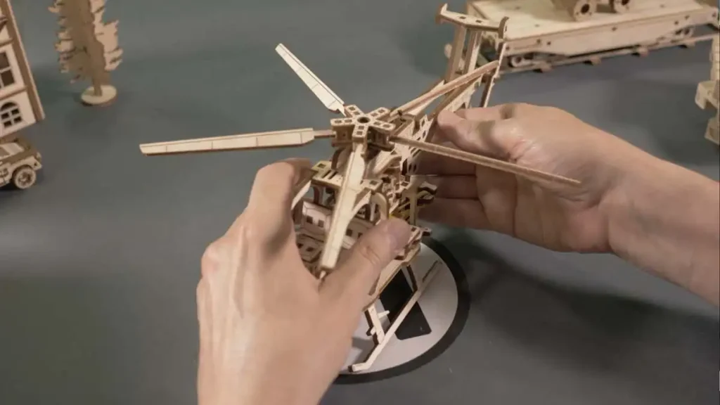 Wooden Puzzle 3D Helicopter Opis 8
