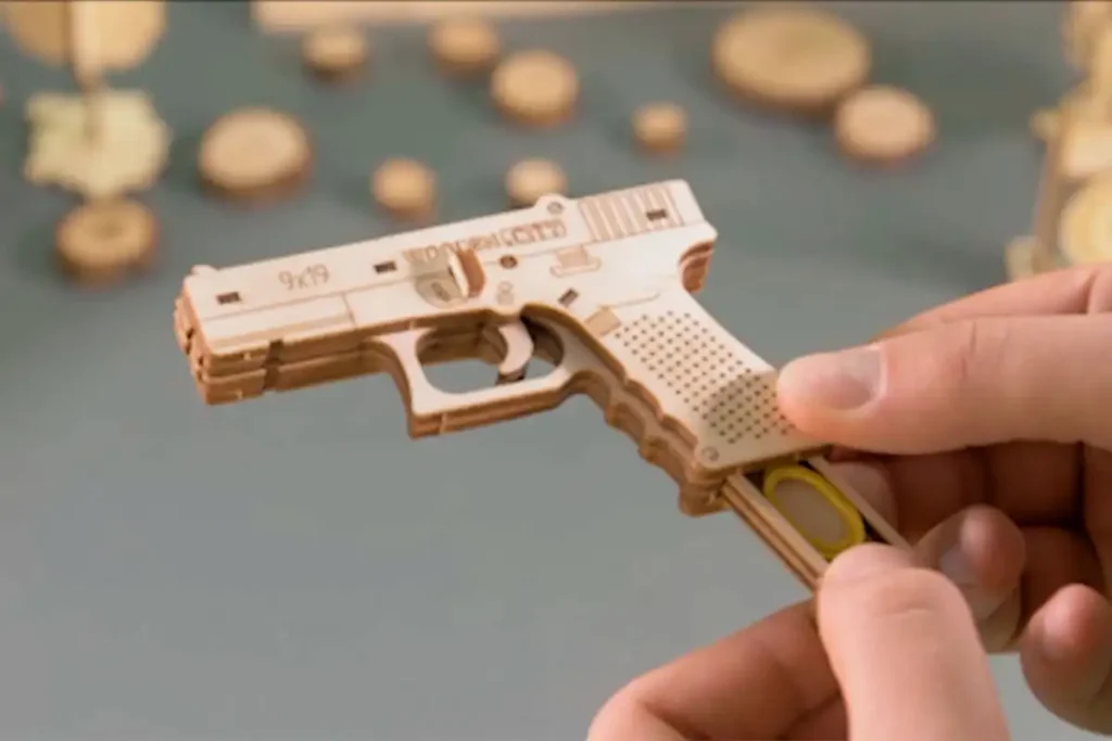 Wooden Puzzle 3D Gun The Guardian GLK-19 Opis 1